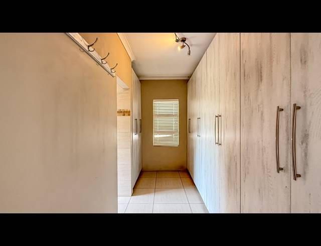 4 BEDROOM HOUSE FOR SALE IN COMPENSATION BEACH